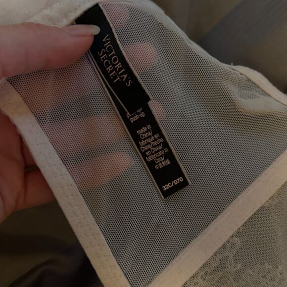 Victoria’s Secret Bombshell Lace Push-Up Bra – Ivory 32C - Picture 3 of 5